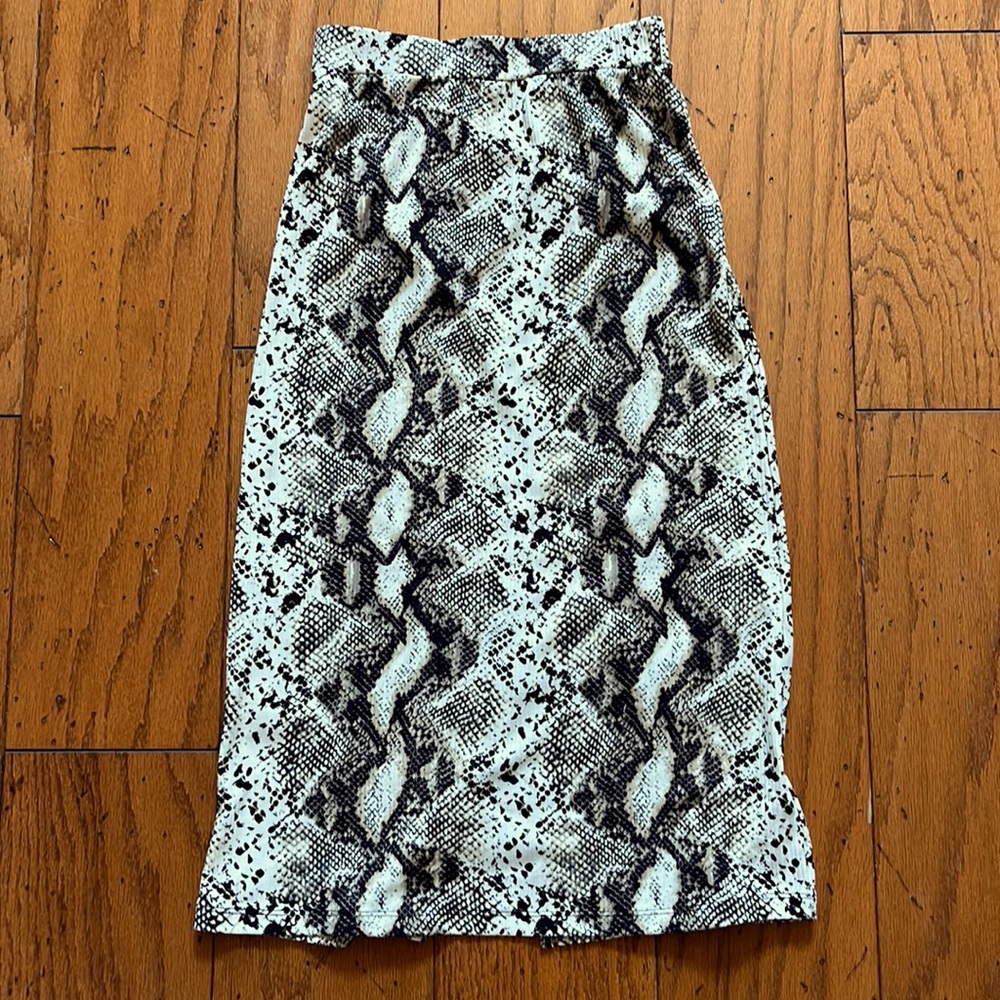 On trend, size S, snake print skirt